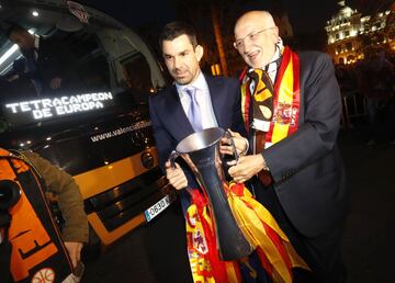 El Valencia Basket en el ayuntamiento. 
Rafa Martínez y Juan Roig con el trofeo de la Eurocup.