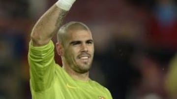 Victor Vald&eacute;s saluda a la afici&oacute;n del Barcelona