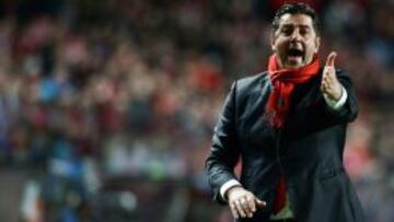 Rui Vitória da instrucciones durante el partido.