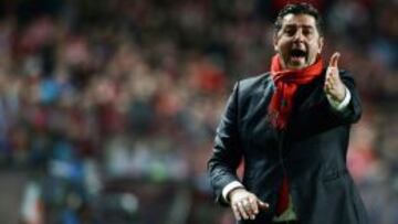 Rui Vit&oacute;ria da instrucciones durante el partido. 