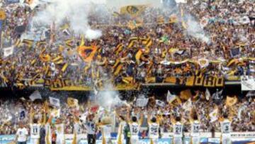 Pumas festeja ante su gente en la Final del Clausura 2004.