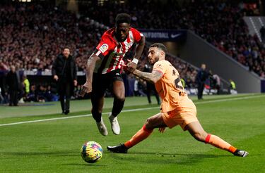 El jugador del Athletic Club, Iñaki Williams, pelea un balón ante el jugador del Atlético de Madrid. 