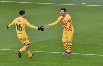 1-2. Leo Messi celebró el segundo gol con Pedri.