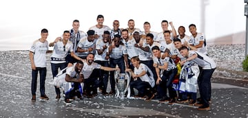 La plantilla posa con la Champions, en la Cibeles.