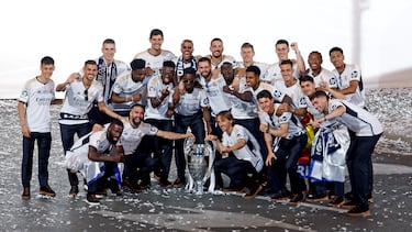 La plantilla del Real Madrid posa con la Champions League en las calles de Madrid.