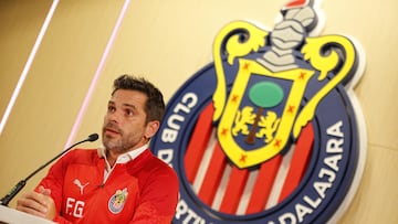MEX4909. GUADALAJARA (MÉXICO), 20/12/2023.- El argentino Fernando Gago habla durante una rueda de prensa en la que fue presentado como nuevo entrenador del club Guadalajara hoy, en las instalaciones del estadio Akron en la ciudad de Guadalajara (México). El director deportivo del equipo Guadalajara, Fernando Hierro, presentó a Gago, que empezará a dirigir a partir del torneo de Clausura 2024. EFE/ Francisco Guasco