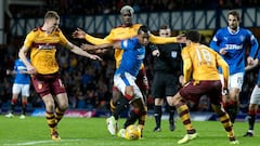 Morelos domina Escocia, marca y es el goleador de la Liga