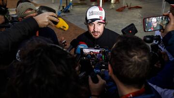 Fernando Alonso hablando con la prensa en el Dakar.