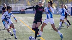 Turmo, Jakobsson y Deborah en una disputa durante el Espanyol - Real Madrid de la Primera Iberdrola. 