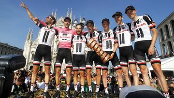 Tom Dumoulin posa con sus compa&ntilde;eros del Sunweb, entre ellos Georg Preidler, como campe&oacute;n del Giro de Italia 2017.