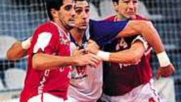 SIN CONCESIONES. Los defensores del Pilotes, Infestas y Lamarca, emparedan a Juancho Pérez.