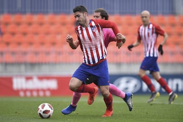 El centrocampista extremeño de 23 años se ha desvinculado la presente temporada del Atlético de Madrid. Aunque debutó en primera división de la mano del Cholo Simeone, la falta de minutos le ha llevado lejos de Madrid para firmar su primer contrato profesional. Ligado al equipo babazorro hasta 2023.