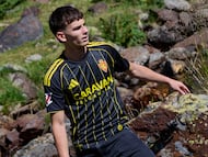 Pau Sans, con la segunda equipación del Real Zaragoza para esta temporada.