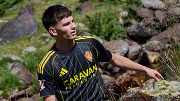 Pau Sans, con la segunda equipación del Real Zaragoza para esta temporada.