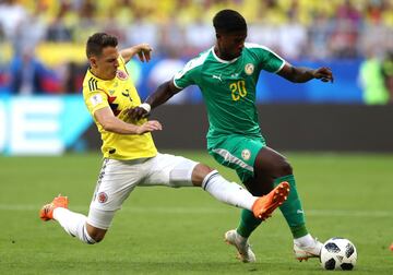 SAMARA, RUSSIA - JUNE 28: Santiago Arias de Colombia se barre ante Keita Balde de Senegal durante el partido Senegal-Colombia, del Grupo H del Mundial de Fútbol de Rusia 2018, en el Samara Arena de Samara, Rusia, hoy 28 de junio de 2018