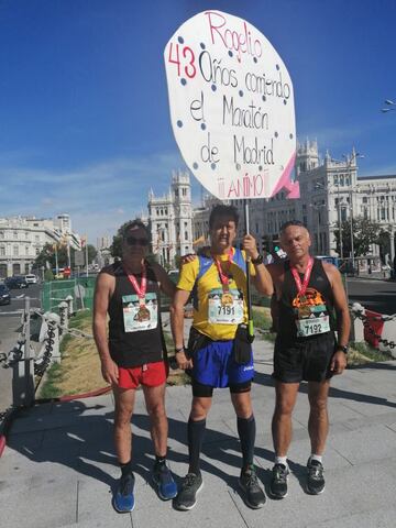 Jiménez (derecha), junto al compañero que le acompaña durante todo el recorrido señalando el número ediciones que lleva completadas.