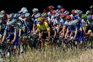 El belga Greg Van Avermaet, vistiendo el maillot amarillo de líder general, participa en la sexta etapa.