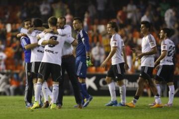 Nuno celebra la victoria con sus jugadores.