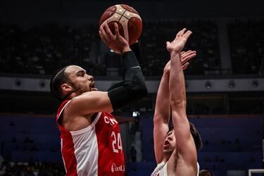 El canadiense Dillon Brooks lanza la pelota ante el español Juan Núñez.