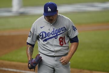 El mexicano Víctor González tuvo trabajo como relevista y tuvo un desempeño destacado en lo poco que fue requerido. Sacó dos outs valiosos que mantuvieron con vida a los Dodgers.