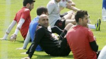 CON LOS J&Oacute;VENES. Abelardo, junto a los jugadores del Sporting en un entrenamiento. 
 