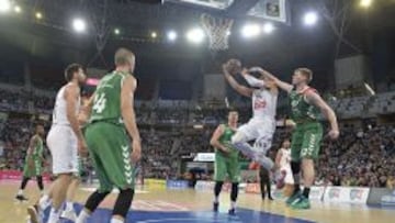 Taylor penetra a canasta, defendido por Bertans.