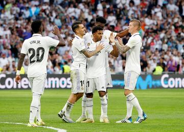 Los jugadores del Real Madrid felicitan a Rodrygo tras el cuarto gol al Almería. 