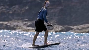 Así captaron a Mark Zuckerberg haciendo surf