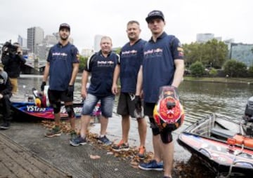 Los pilotos de Red Bull Racing Daniel Ricciardo y Max Verstappen participan en una carrera de botes de velocidad en el río Yarra.