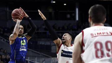GRA058. MADRID, 08/01/2017.- El escolta francés del Estudiantes Edwin Jackson (i) lanza a canasta ante el escolta estadounidense del Zaragoza Stephen Holt (c), durante el partido de la jornada 16 de liga ACB disputado hoy en el Palacio de los Deportes de Madrid. EFE/Mariscal
