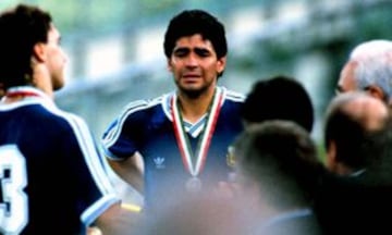 En Italia 90', se repetiría la final de México 86'; pero esta vez serían los alemanes quienes alzarían el trofeo como campeones del mundo. En la imagen, la desazón y las lágrimas de Maradona tras perder la final ante los europeos.