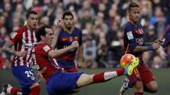 God&iacute;n despeja en el partido de Liga contra el Barcelona. 