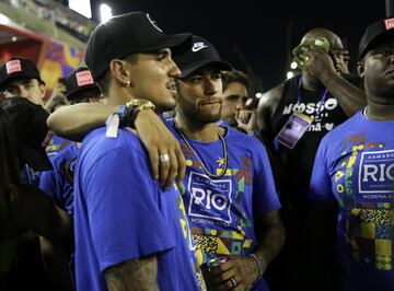 Neymar con el bicampeón mundial de surf Gabriel Medina en el Carnaval de Río de Janeiro 2019. 
 