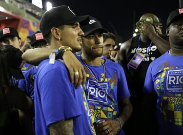 Neymar con el bicampen mundial de surf Gabriel Medina en el Carnaval de Ro de Janeiro 2019. 
 