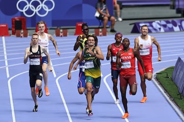 PARÍS, 07/08/2024.- El atleta británico Ben Pattison (i), el sudafricano Edmund du Plessis (c) y y el keniano Wyclife Kinyamal (d, delante) compiten en su serie clasificatoria de los 800m de los Juegos Olímpicos de París 2024 por delante del (2d), segundo,, en el Estadio de Francia, este miércoles, en la capital francesa. EFE/ Sashenka Gutiérrez
