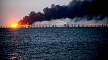 Sale a la luz el contenido del camión que explotó en el puente