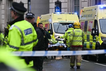 Un veh¨ªculo arremete contra aficionados del conjunto Red en el centro de la ciudad de Liverpool en la celebraci¨®n del t¨ªtulo de liga.
