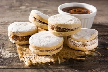 Los alfajores tienen un origen árabe, no americano. Proceden del término hispanoárabe al‑hasú, que significa “el relleno”, y eran dulces elaborados con miel, almendras, nueces y especias, consumidos en Al‑Ándalus durante la ocupación musulmana de la península ibérica.