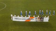 Pancarta de los jugadores en homenaje a Wilfred antes del partido Rayo-Deportivo