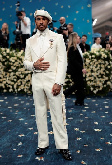 Lewis Hamilton, piloto de Frmula 1 lleg con un traje totalmente blanco de la dise?adora inglesa Grace Wales Bonner y joyas de Briony Raymond.