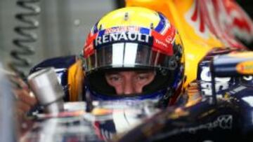 Mark Webber parece tranquilo sobre su volante en Red Bull. 