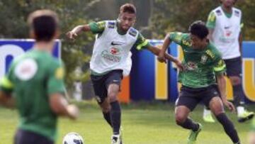 El defensa coreano defiende a Neymar durante la sesión de hoy.