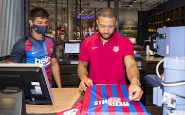 El delantero neerlandés Memphis Depay llegó ayer día 19 de julio a Barcelona y hoy se ha entrenado por primera vez con el resto de la plantilla a las órdenes de Koeman. 