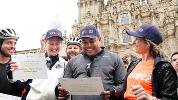 El exfutbolista y presidente del Real Valladolid, Ronaldo Nazario (2i) y su pareja Celina Locks (1i), posan con el diploma de peregrino a su llegada a la catedral de Santiago tras hacer el camino, en la plaza del Obradoiro, a 8 de junio de 2022, en Santiago de Compostela, A Coruña, Galicia (España). Ronaldo ha hecho el Camino de Invierno del Camino de Santiago en bicicleta después de prometer a realizarlo si el Real Valladolid pasaba a Primera División. El exfutbolista partió del estadio José Zorrilla de Valladolid el domingo, 5 de junio y ha recorrido 50-60 kilómetros diarios acompañado de su pareja y un equipo compuesto por un guía, un fisioterapeuta, un mecánico y otra persona de apoyo, además un equipo de grabación para crear contenido para su canal de Twitch, Ronaldo TV, en dos furgonetas.
08 JUNIO 2022;RONALDO;REAL VALLADOLID;FURBOLISTA;DEPORTES;FUTBOL;PROMESA;CAMINO;CAMINO DE SANTIAGO;CAMINO DE INVIERNO;BICICLETA;CATEDRAL DE SANTIAGO
Álvaro Ballesteros / Europa Press
08/06/2022