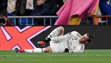 Gareth Bale se resiente en el suelo de su golpe en el tobillo derecho.