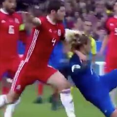 Griezmann sonríe con Francia: golazo de volea, parece otro