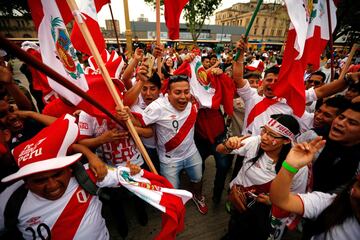 La selección peruana es conocida como la blanquirroja o la bicolor por los dos colores de su bandera que son los mismos de su equipación. Su organización está a cargo de la Federación Peruana de Fútbol, que pertenece a sus vez a la Confederación Sudamericana de Fútbol. Debutó 1 de noviembre de 1927 en el Campeonato Sudamericano ante Uruguay.