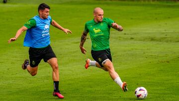 Jorge Pombo juega la pelota ante la presencia de Aldasoro, ahora rival de posición.