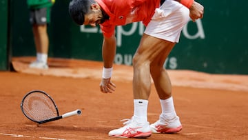Djokovic revienta la raqueta tras perder su servicio.