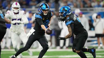 DETROIT, MICHIGAN - DECEMBER 15: Jared Goff #16 of the Detroit Lions hands the ball off to David Montgomery #5 in the first quarter against the Buffalo Bills at Ford Field on December 15, 2024 in Detroit, Michigan. Nic Antaya/Getty Images/AFP (Photo by Nic Antaya / GETTY IMAGES NORTH AMERICA / Getty Images via AFP)